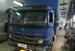Установка воздушного отопителя ПЛАНАР 2Д-24 (2 кВт) на синий грузовик Mercedes-Benz Atego в кабину